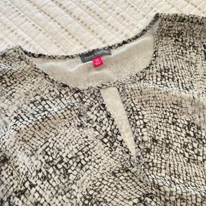 Vince Camuto Gray Snake Keyhole Blouse Animal Print Revival Work Chic Sz XS